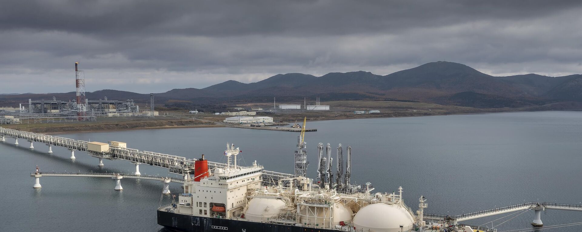 The tanker Sun Arrows loads its cargo of liquefied natural gas from the Sakhalin-2 project in the port of Prigorodnoye, Russia, on Friday, Oct. 29, 2021. - Sputnik भारत, 1920, 20.02.2024