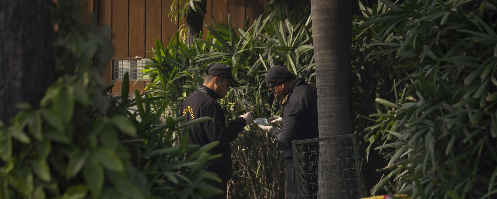 Members of the forensic team of the elite National Security Guard inspect the perimeter of the Israeli Embassy in New Delhi, India, Wednesday, Dec. 27, 2023. - Sputnik भारत, 1920, 30.12.2023