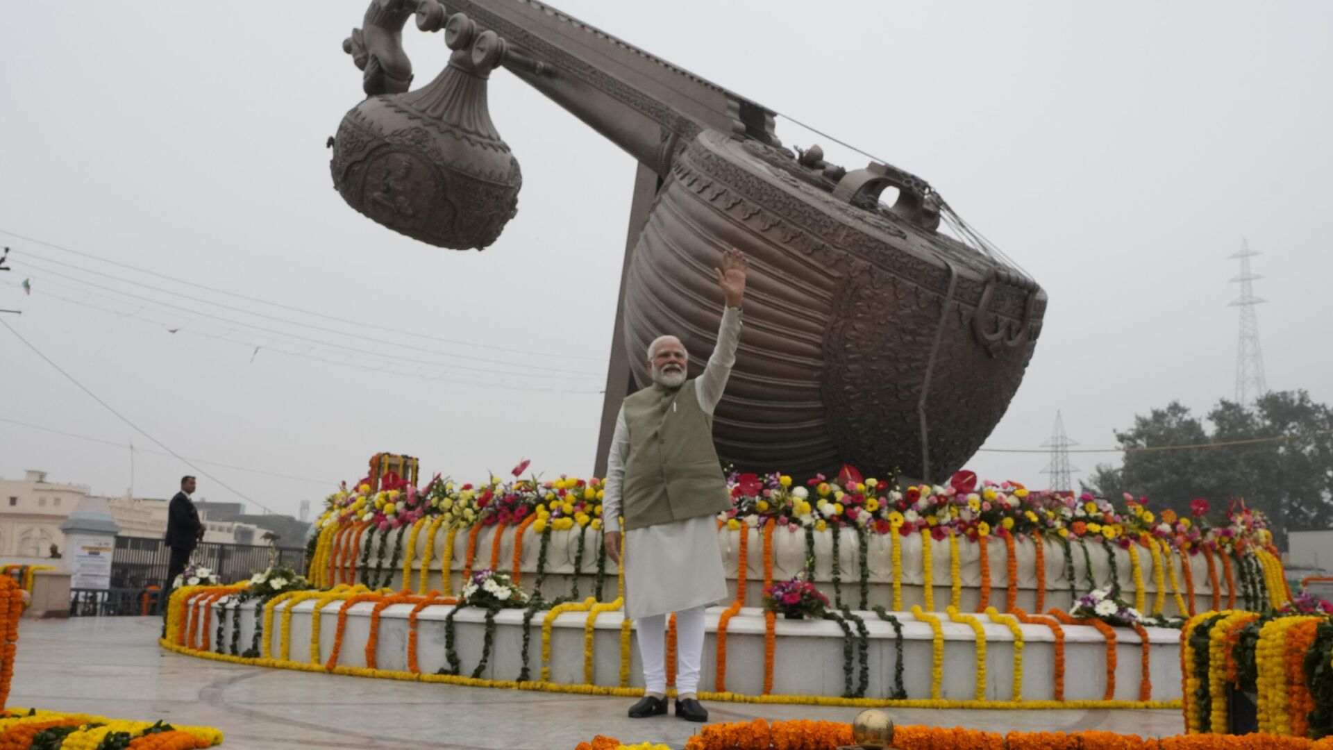 Indian Prime Minister Narendra Modi, waves at a city square named after the legendary Indian singer Lata Mangeshkar before the inauguration of a new airport and a railway station in Ayodhya, India, Saturday, Dec. 30, 2023. - Sputnik भारत, 1920, 30.12.2023