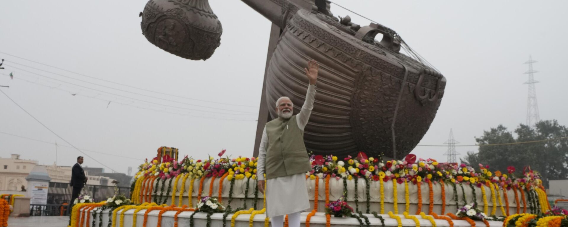 Indian Prime Minister Narendra Modi, waves at a city square named after the legendary Indian singer Lata Mangeshkar before the inauguration of a new airport and a railway station in Ayodhya, India, Saturday, Dec. 30, 2023. - Sputnik भारत, 1920, 30.12.2023