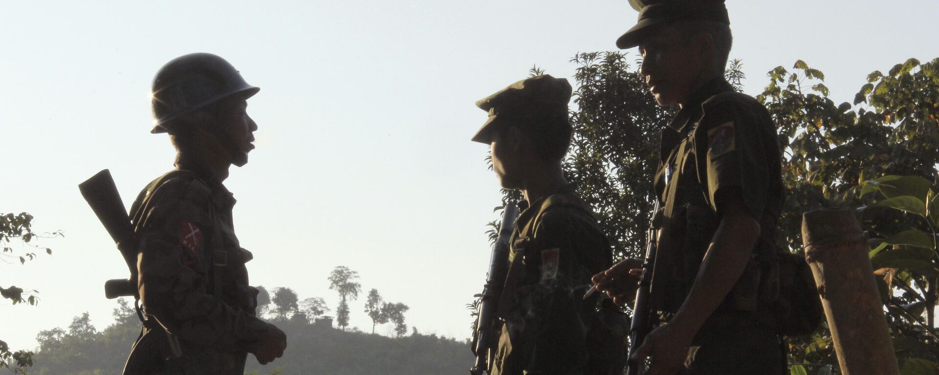 In this Nov. 30, 2016 photo, three Kachin Independence Army (KIA) soldiers patrol along the bunker at the front line of on a mountain near Laiza, the headquarters of KIA in Kachin State, Myanmar. - Sputnik India, 1920, 30.12.2023