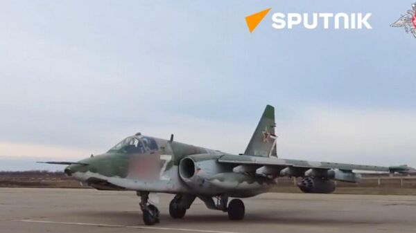 The crews of Russian Su-25 attack aircraft hit enemy strongholds and manpower in the Donetsk direction - Sputnik भारत