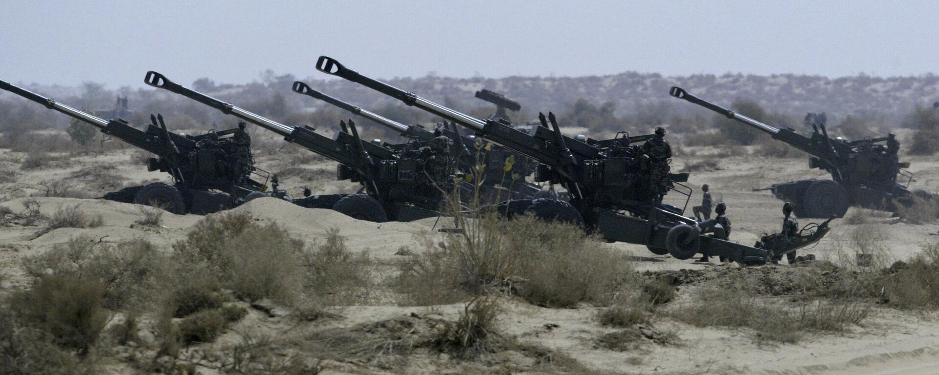 Indian Army artillery guns take position to fire during an exercise code named 'Brazen Chariots' at the Pokharan firing ranges, Western Rajisthan, India, Wednesday, March 19, 2008. - Sputnik भारत, 1920, 31.12.2023