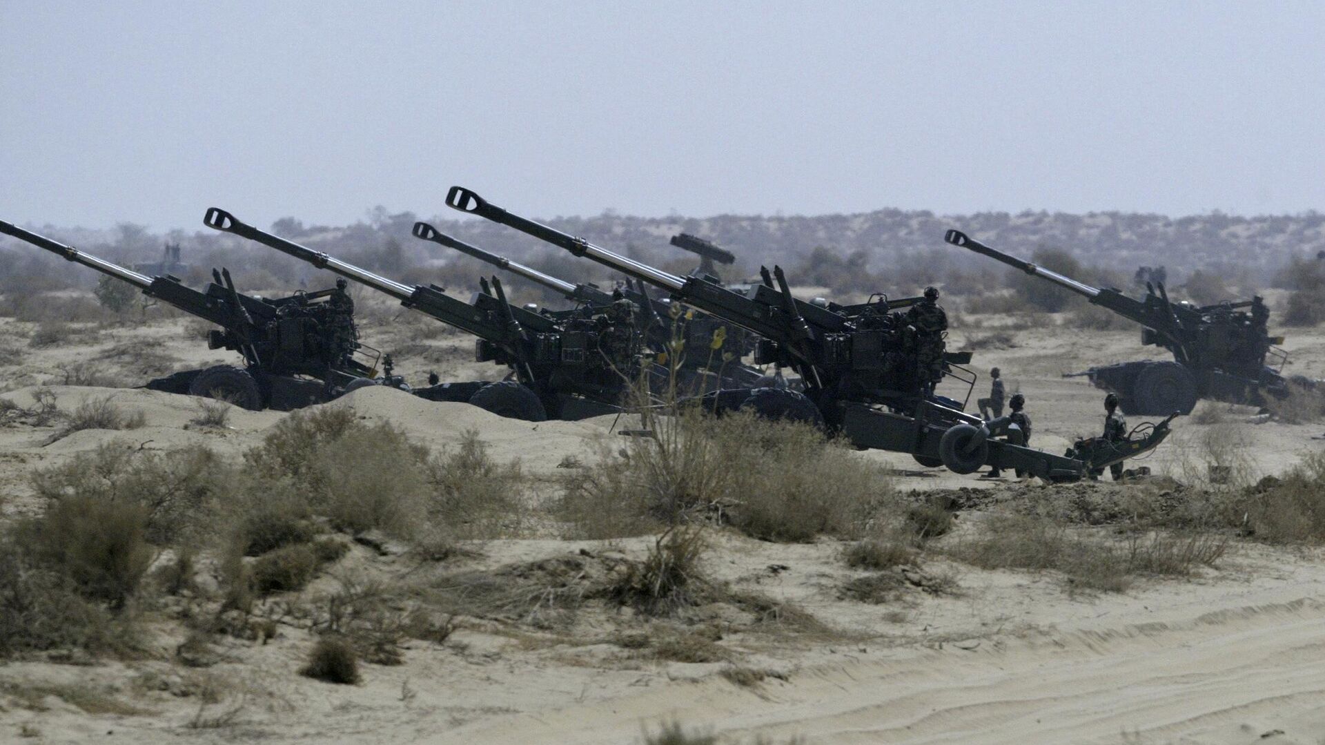 Indian Army artillery guns take position to fire during an exercise code named 'Brazen Chariots' at the Pokharan firing ranges, Western Rajisthan, India, Wednesday, March 19, 2008. - Sputnik भारत, 1920, 31.12.2023