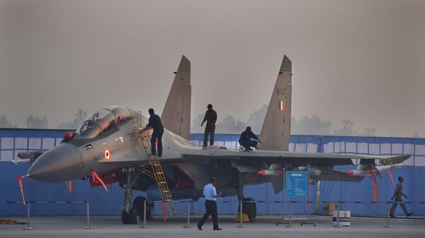 Indian Air Force soldiers cleans a Sukhoi Su-30 MKI - Sputnik India