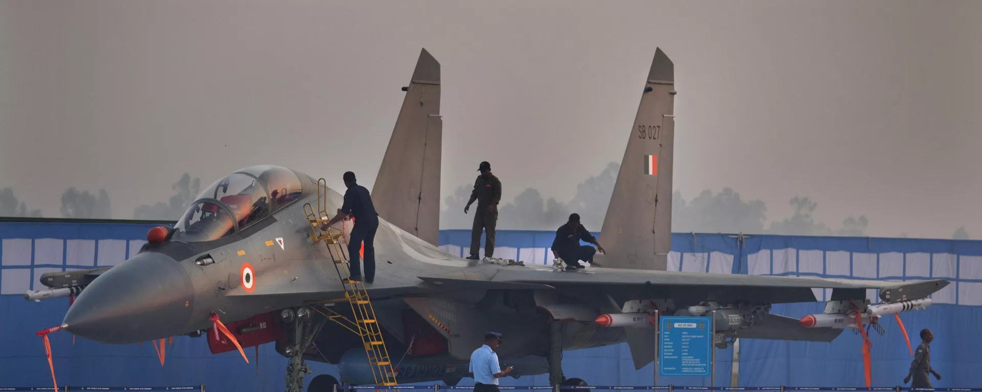 Indian Air Force soldiers cleans a Sukhoi Su-30 MKI - Sputnik भारत, 1920, 11.05.2024