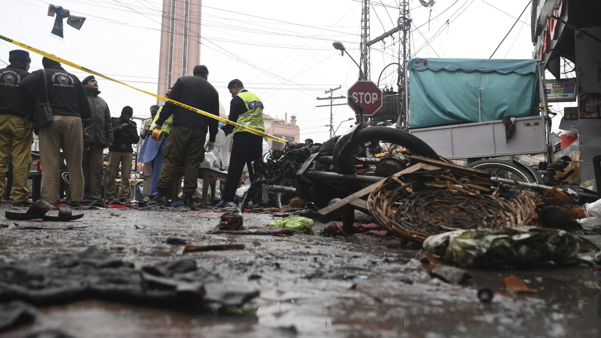 Security officials inspect the site of a bomb blast that killed two people and wounded 22 others at a busy shopping district in Lahore on January 20, 2022.  - Sputnik भारत, 1920, 01.01.2024