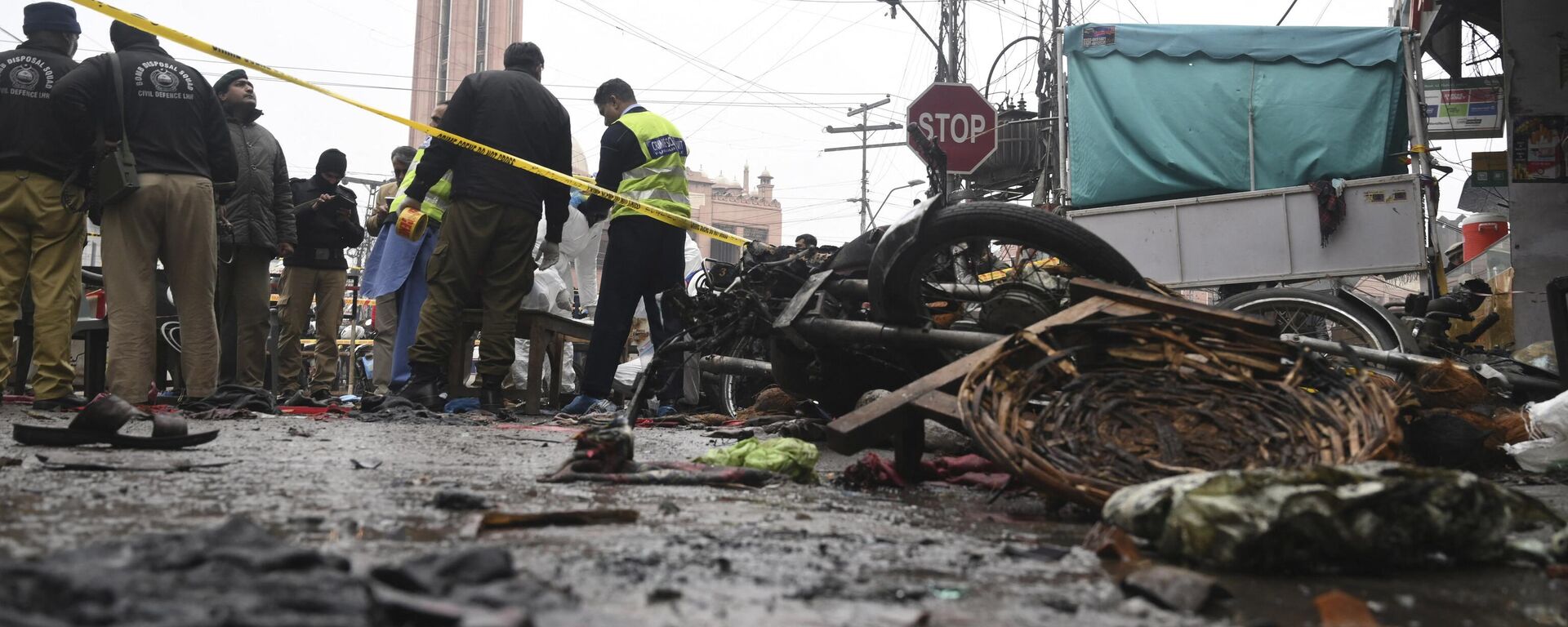 Security officials inspect the site of a bomb blast that killed two people and wounded 22 others at a busy shopping district in Lahore on January 20, 2022.  - Sputnik भारत, 1920, 01.01.2024
