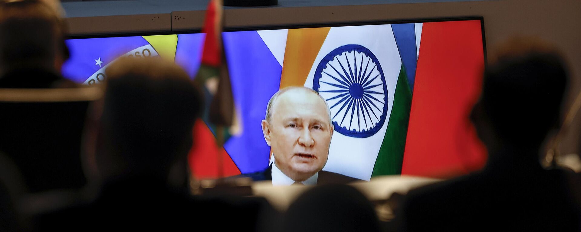 A screen shows Russian President Vladimir Putin via video link delivering remarks as delegates look on while attending a meeting during the 2023 BRICS Summit at the Sandton Convention Centre in Johannesburg Thursday, Aug. 24, 2023.  - Sputnik India, 1920, 26.01.2024