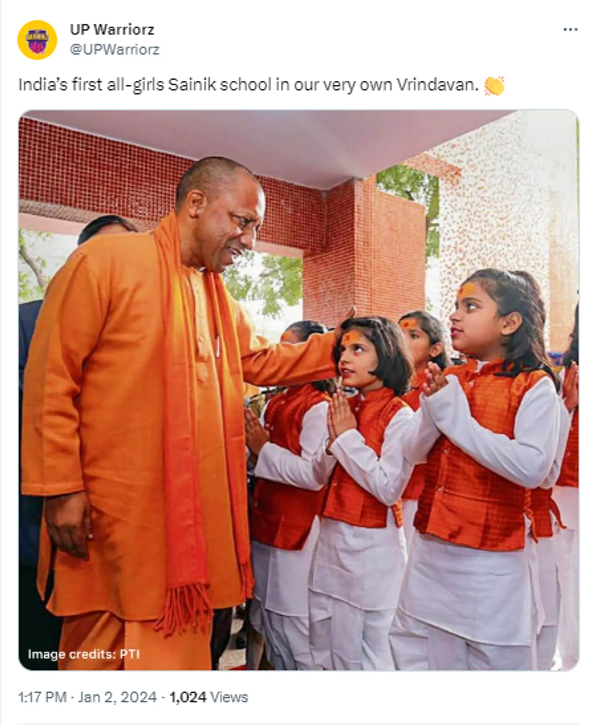 Uttar Pradesh Chief Minister Yogi Adityanath interacts with young girls during the inauguration of all-girls Sainik School in Vrindavan - Sputnik India, 1920, 02.01.2024