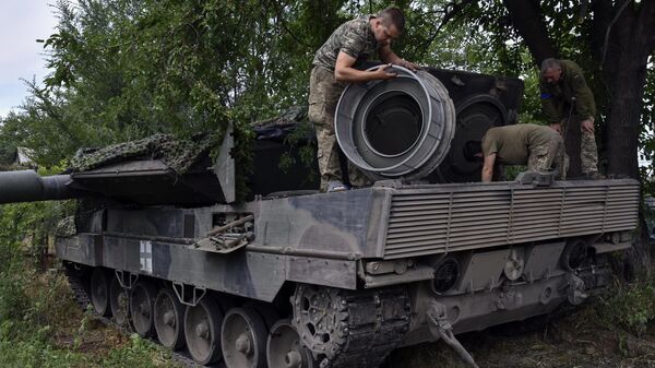 FILE - Ukrainian soldiers repair a Leopard 2 tank in Zaporizhzhya region, Ukraine, on June 21, 2023. - Sputnik भारत
