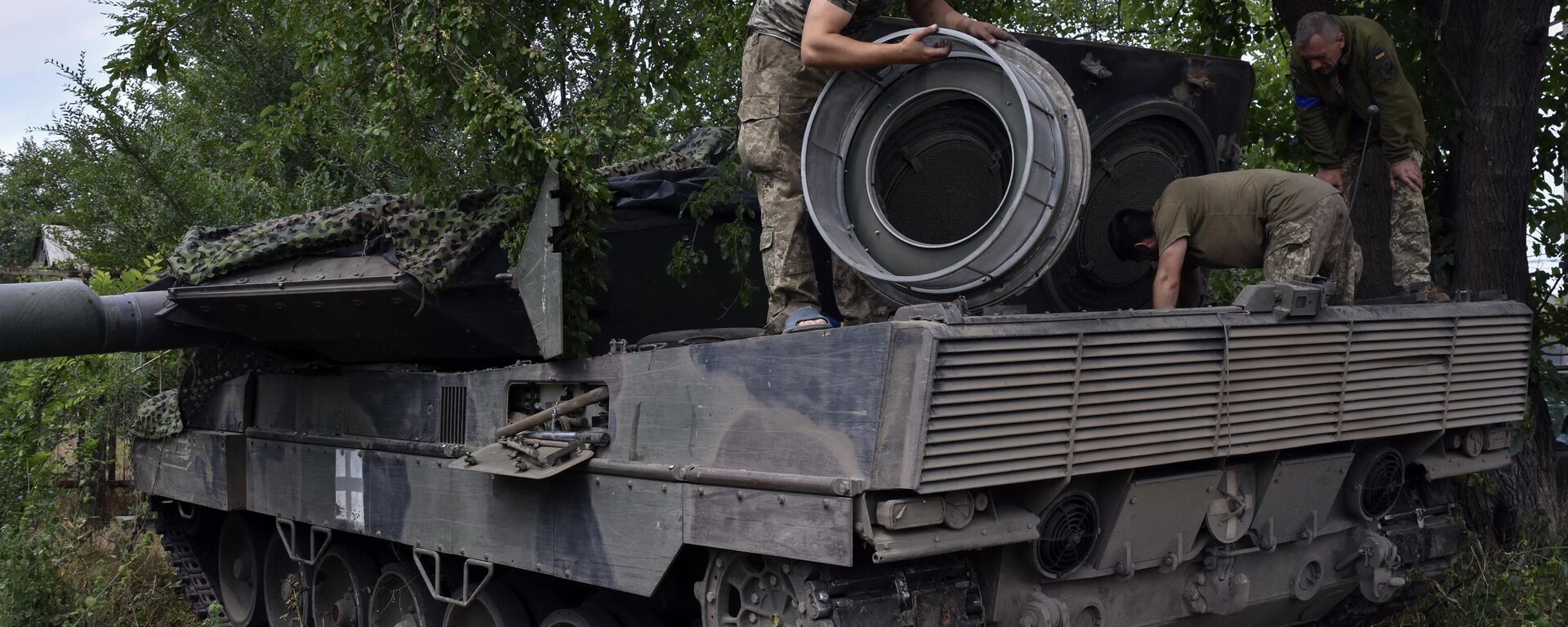 FILE - Ukrainian soldiers repair a Leopard 2 tank in Zaporizhzhya region, Ukraine, on June 21, 2023. - Sputnik भारत, 1920, 03.01.2024