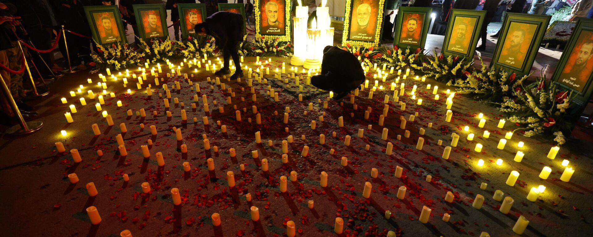 Iraqis participate in a candle light vigil marking the fourth anniversary of the killing of top Iranian commander Qasem Soleimani and Iraqi commander Abu Mahdi al-Muhandis - Sputnik भारत, 1920, 03.01.2024