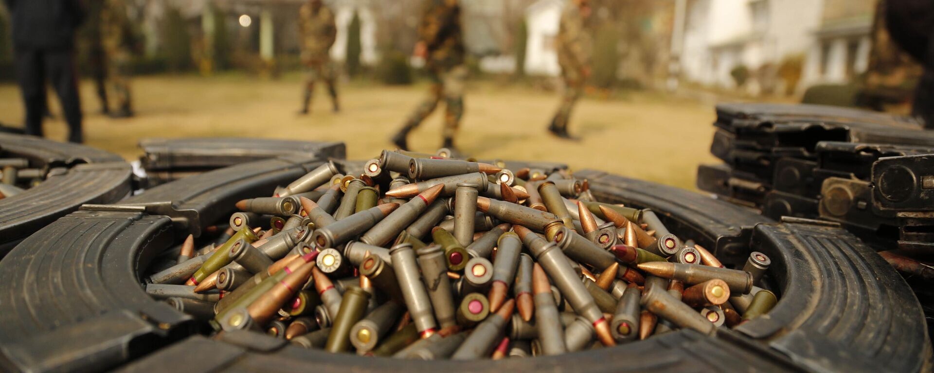 Indian army soldiers display before the media arms and ammunition they claim to have seized from insurgents in Srinagar, India, Sunday, Dec. 7, 2014. - Sputnik भारत, 1920, 07.02.2024