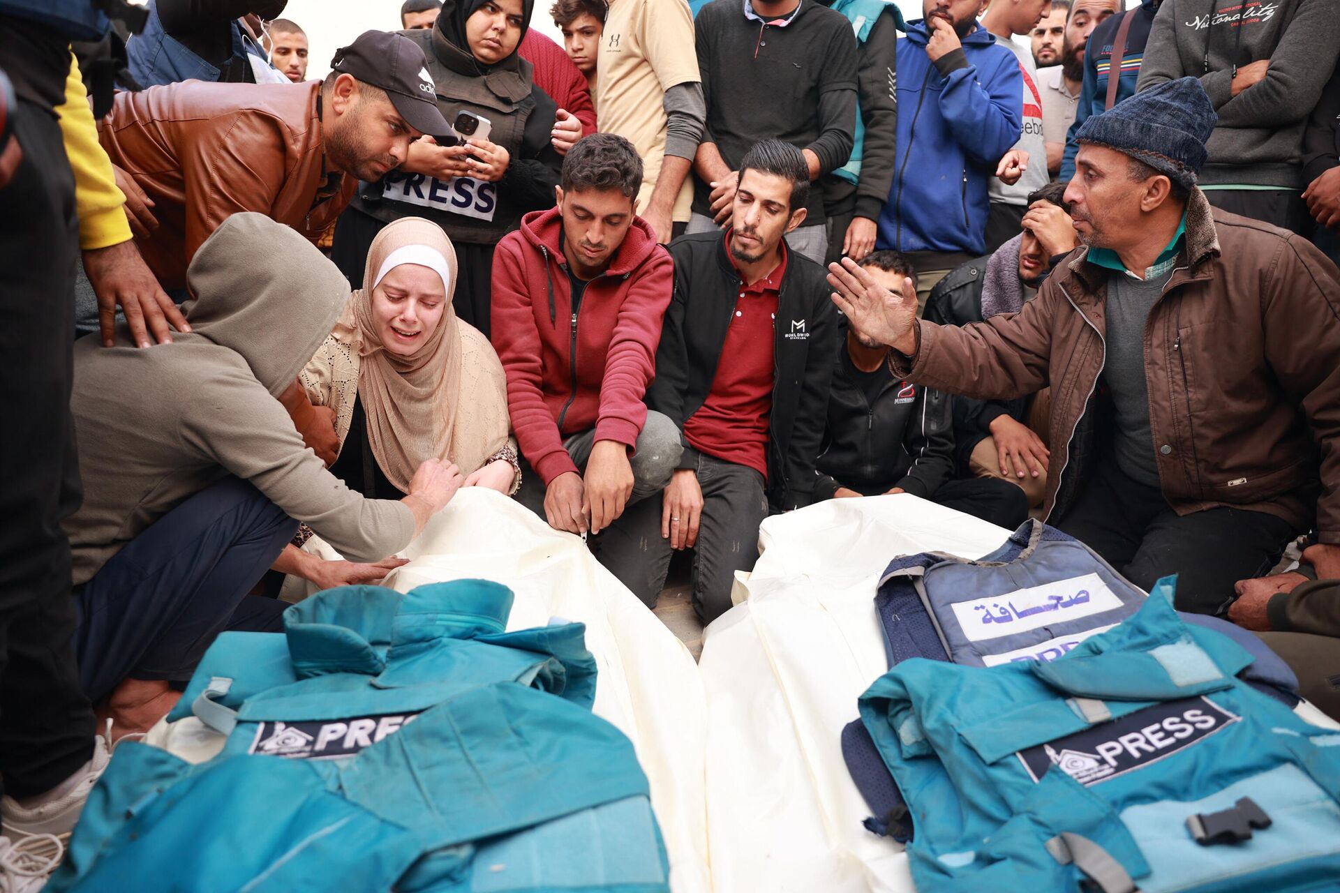 Relatives and colleagues of two Palestinian journalists Hasouna Slim and Sari Mansoor, killed in an Israeli strike, mourn over their bodies during their funeral in Deir al-Balah in the southern Gaza Strip on November 19, 2023 - Sputnik India, 1920, 04.01.2024