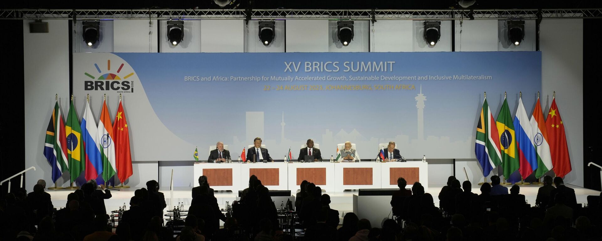 South African President Cyril Ramaphosa, centre, delivers the XV BRICS summit declaration flanked by from left, President of Brazil Luiz Inacio Lula da Silva, President of China Xi Jinping, Prime Minister of India Narendra Modi and Russia's Foreign Minister Sergei Lavrov, in Johannesburg, South Africa, Thursday, Aug. 24, 2023. - Sputnik India, 1920, 30.05.2024