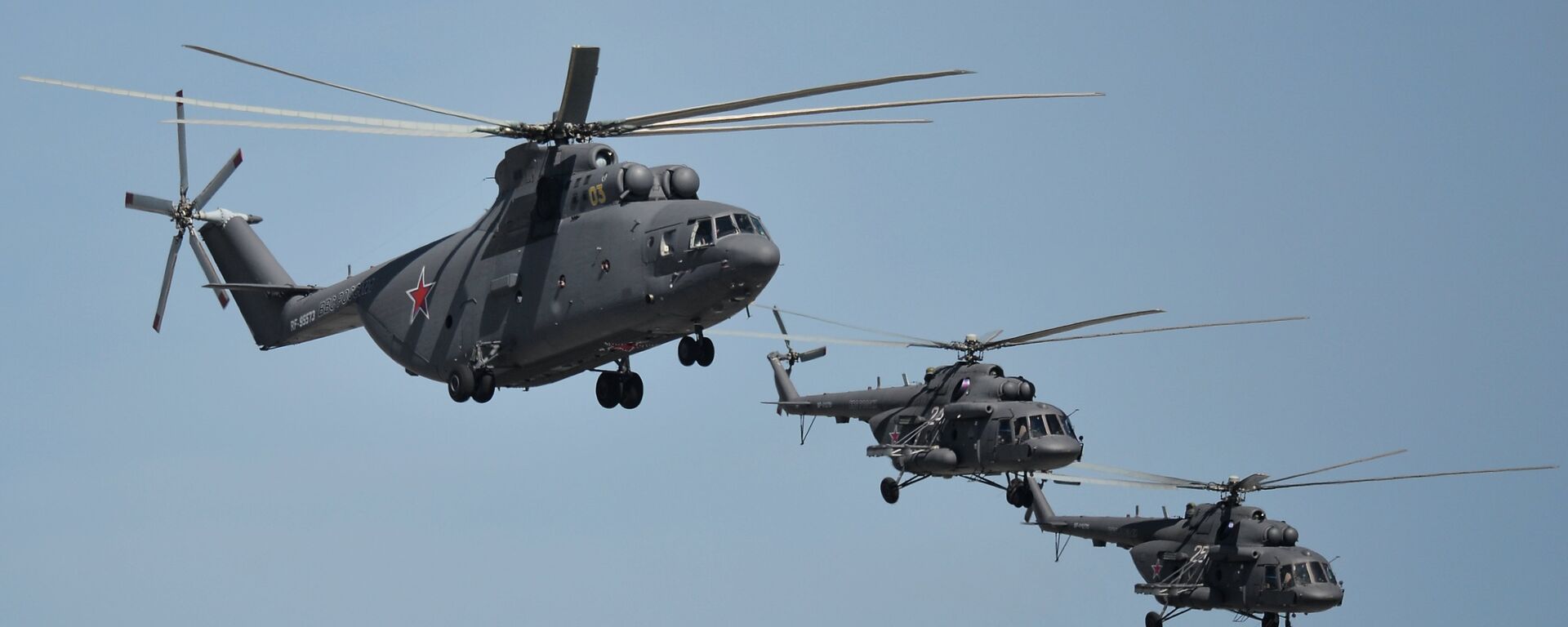 A Mil Mi-26 Halo and Mil Mi-8 Hip helicopters - Sputnik भारत, 1920, 05.01.2024