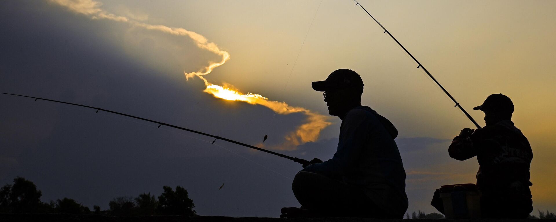 Anglers fish during sunrise in Banda Aceh on April 11, 2023 - Sputnik India, 1920, 05.01.2024