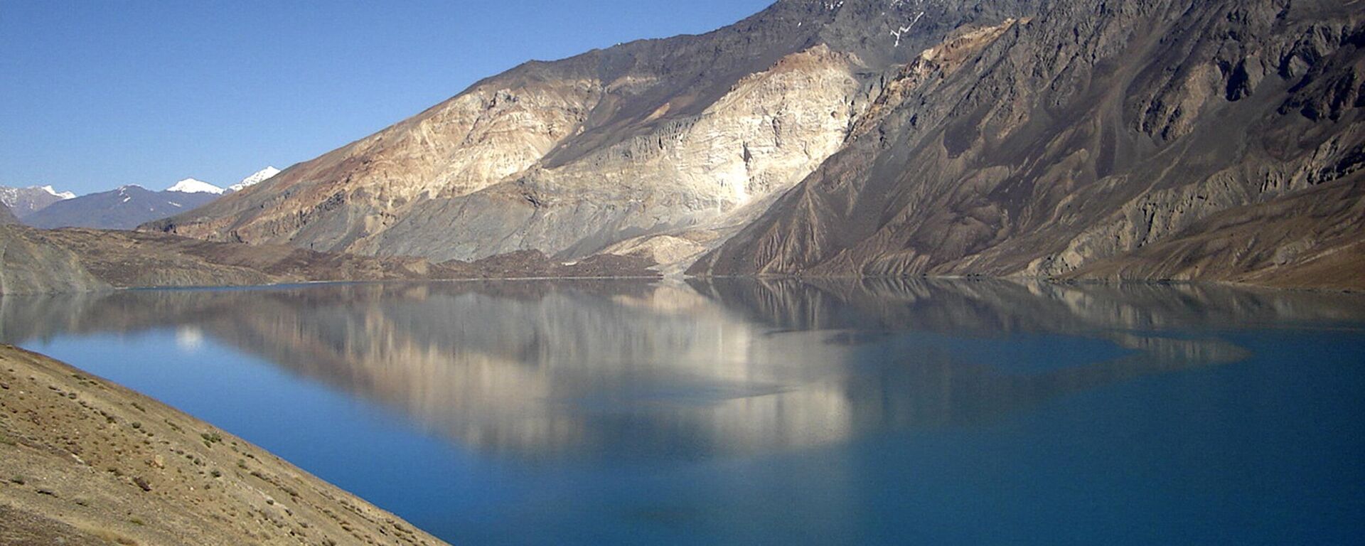 Beautiful and clear lake Sarez sits 3300 meters high up in the mountains of Pamir, Tajikistan, 29 July 2007. - Sputnik भारत, 1920, 06.01.2024