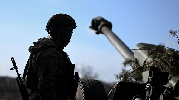 A Russian serviceman of the Central Military District operates a D-30 howitzer, in the course of Russia's military operation in Ukraine, in the direction of Krasny Liman, also known as Lyman, Russia. - Sputnik India
