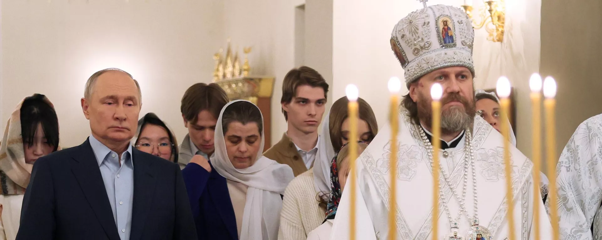 Russian President Vladimir Putin and Archbishop Foma of Odintsovo and Krasnogorsk attend the Orthodox Christmas service at the Church of the Not-Made-By-Hands Image of Christ the Saviour at Novo-Ogaryovo state residence outside Moscow, Russia - Sputnik भारत, 1920, 07.01.2024