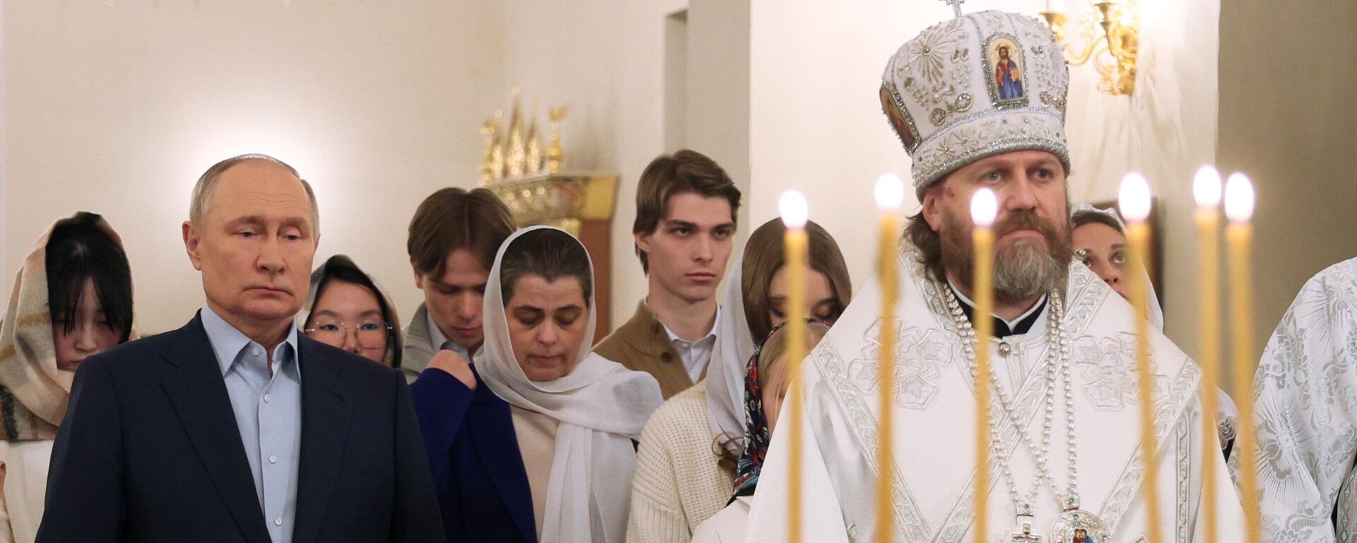 Russian President Vladimir Putin and Archbishop Foma of Odintsovo and Krasnogorsk attend the Orthodox Christmas service at the Church of the Not-Made-By-Hands Image of Christ the Saviour at Novo-Ogaryovo state residence outside Moscow, Russia - Sputnik भारत, 1920, 07.01.2024