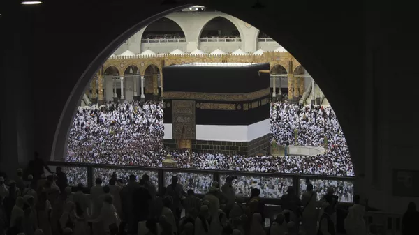 Muslim pilgrims circumambulate around the Kaaba, the cubic building at the Grand Mosque, during the annual hajj pilgrimage in Mecca, Saudi Arabia, Monday, June 26, 2023, before heading to Mina in preparation for the Hajj, the fifth pillar of Islam and one of the largest religious gatherings in the world. - Sputnik भारत