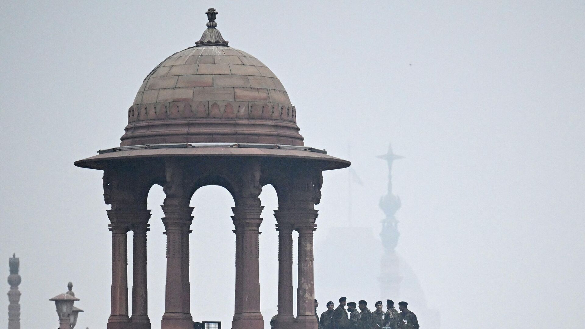 Security personnel stand guard in front of India's presidential palace Rashtrapati Bhavan on a cold foggy winter morning in New Delhi on January 4, 2024.  - Sputnik भारत, 1920, 02.02.2024