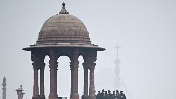 Security personnel stand guard in front of India's presidential palace Rashtrapati Bhavan on a cold foggy winter morning in New Delhi on January 4, 2024.  - Sputnik India
