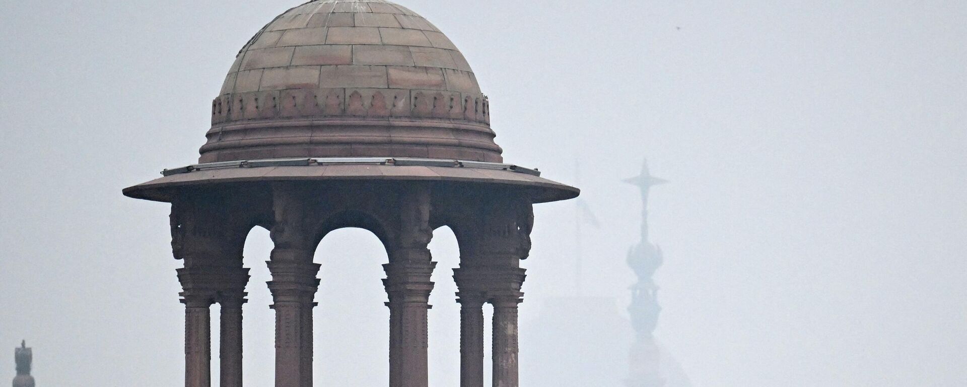 Security personnel stand guard in front of India's presidential palace Rashtrapati Bhavan on a cold foggy winter morning in New Delhi on January 4, 2024.  - Sputnik India, 1920, 08.01.2024
