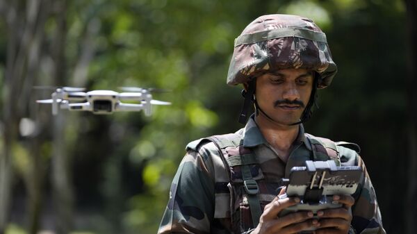 An Indian army soldier controls a drone during a mock drill along the Line of Control or LOC between India and Pakistan during a media tour arranged by the Indian army in Jammu and Kashmir's Poonch sector, India, Saturday, Aug.12, 2023. (AP Photo/Channi Anand) - Sputnik भारत
