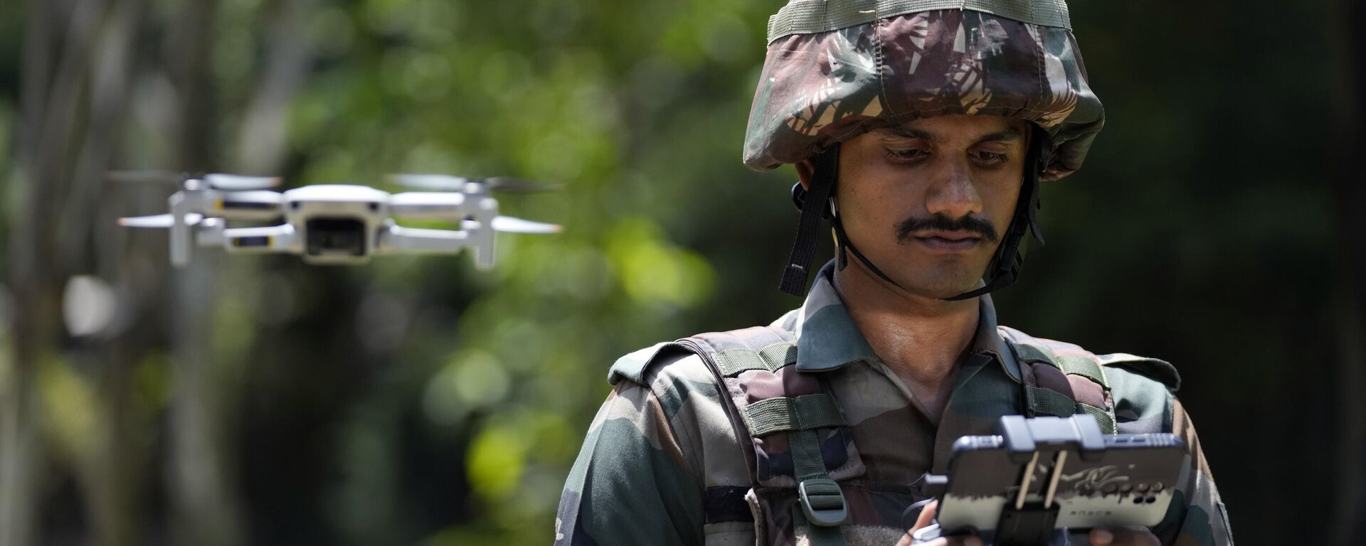 An Indian army soldier controls a drone during a mock drill along the Line of Control or LOC between India and Pakistan during a media tour arranged by the Indian army in Jammu and Kashmir's Poonch sector, India, Saturday, Aug.12, 2023. (AP Photo/Channi Anand) - Sputnik भारत, 1920, 02.02.2024