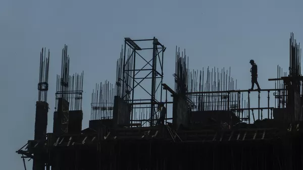 Indian daily wage laborers work at buildings under construction in Mumbai, India, Thursday, Feb. 10, 2022.  - Sputnik भारत