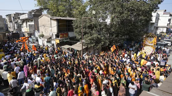 Devotees participate in a religious procession escorting a giant drum that will be presented to the Ram Mandir, a Hindu temple dedicated to Lord Ram, being built at the site of the demolished Babri Masjid mosque in Ayodhya, in Ahmedabad, India, Friday, Jan. 5, 2024.  - Sputnik भारत