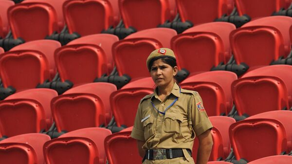 An Indian policewoman keeps vigil from the stands during the men's tennis first round match between India's Rohan Bopanna and Uganda's Robert Buyinza during the XIX Commonwealth Games at the R. K. Khanna Stadium in New Delhi on October 4, 2010.  - Sputnik भारत