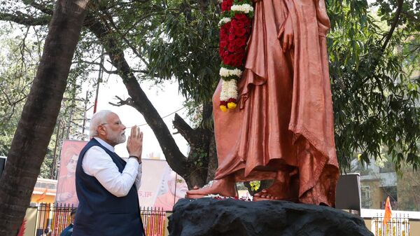 Narendra Modi pays tributes to Swami Vivekananda in Nashik - Sputnik India