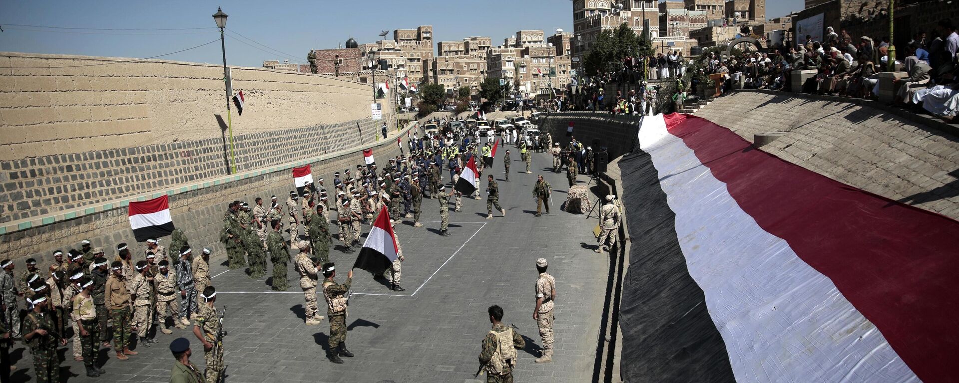 Newly recruited Shiite fighters, known as Houthis, take part in a parade aimed at mobilizing more fighters into battlefronts to fight pro-government forces in several Yemeni cities, in Sanaa, Yemen, Thursday, Jan. 5, 2017. - Sputnik India, 1920, 12.01.2024