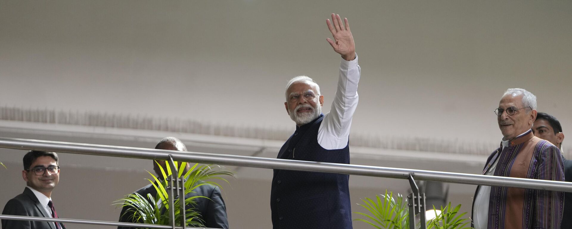 Indian Prime Minister Narendra Modi waves to people during the Vibrant Gujarat Global Summit, a business event to attract investments to the Gujarat state, in Gandhinagar, India, Wednesday, Jan. 10, 2024. - Sputnik India, 1920, 01.02.2024