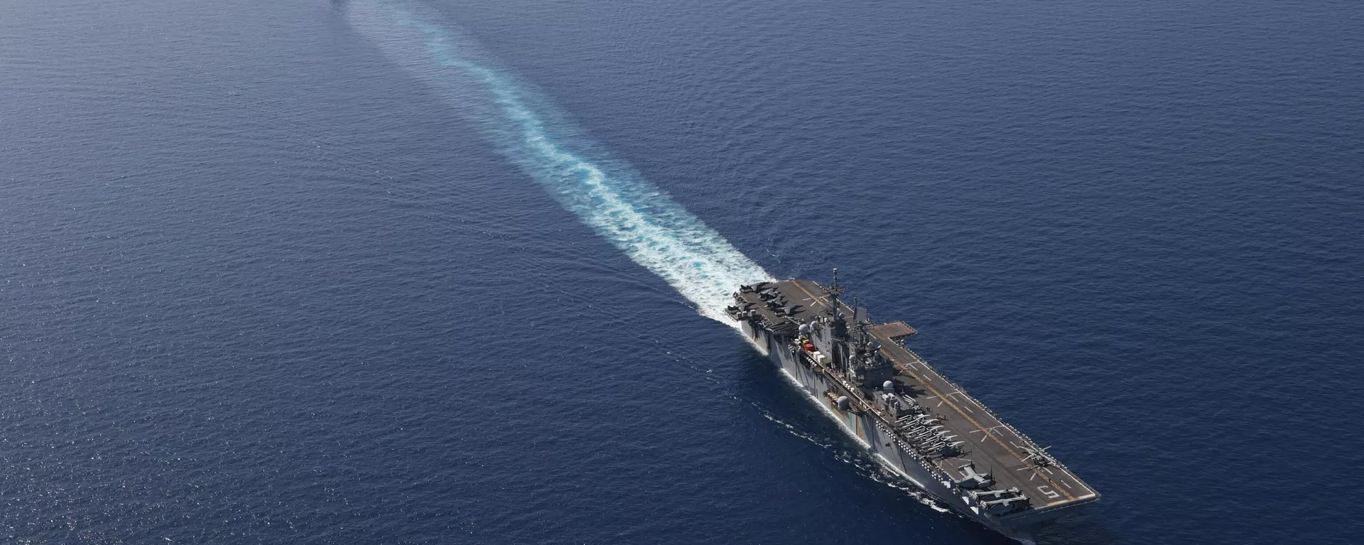 In this photo released by the U.S. Navy, the amphibious assault ship USS Bataan, front, and the landing ship USS Carter Hall, back travel through the Red Sea - Sputnik India, 1920, 12.01.2024