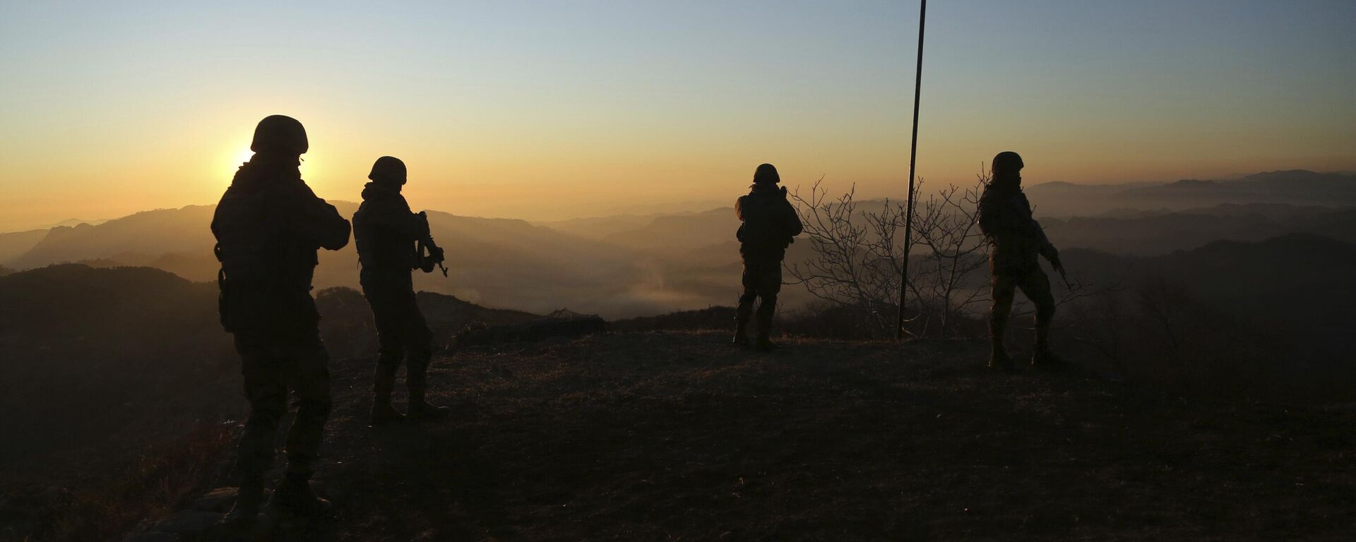 Indian army soldiers patrol at the Line of Control (LOC) between India and Pakistan border in Poonch, about 250 kilometers (156 miles) from Jammu, India, Thursday, Dec. 18, 2020.  - Sputnik India, 1920, 17.04.2024