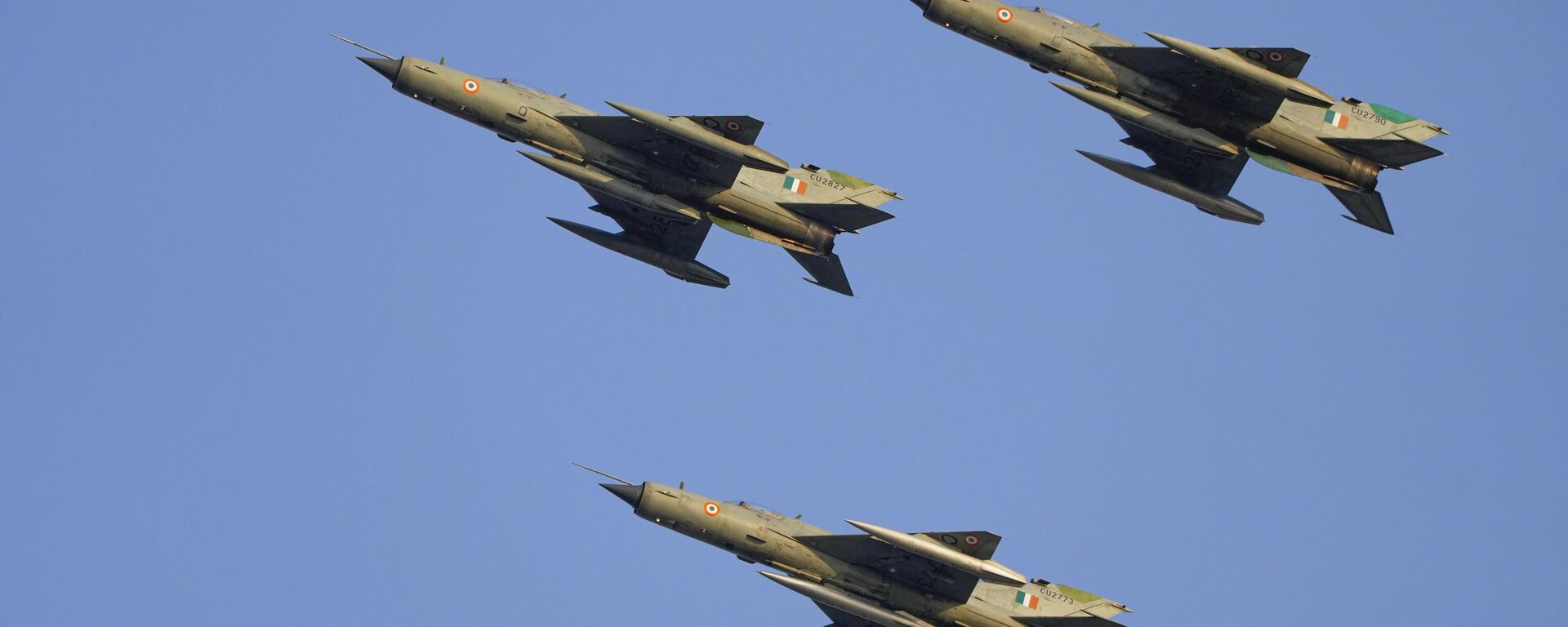 Indian Air Force fighter jets MIG 21 perform during Air Force Day  celebration at Sangam, the holy confluence of river Ganga, Yamuna and the mythical Saraswati, in Prayagraj, India Sunday, Oct. 8, 2023.  - Sputnik India, 1920, 26.09.2025