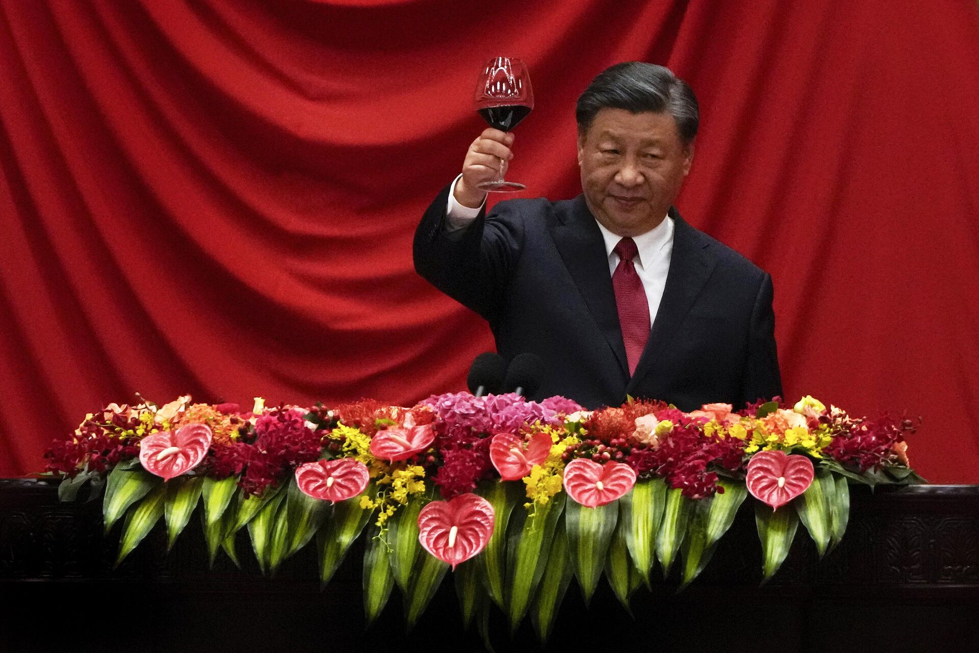 Chinese President Xi Jinping makes a toast after delivering his speech at a dinner marking the 74th anniversary of the founding of the People's Republic of China at the Great Hall of the People in Beijing on Sept. 28, 2023. - Sputnik India, 1920, 23.02.2024