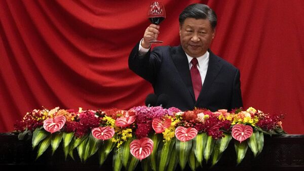 Chinese President Xi Jinping makes a toast after delivering his speech at a dinner marking the 74th anniversary of the founding of the People's Republic of China at the Great Hall of the People in Beijing on Sept. 28, 2023. - Sputnik भारत