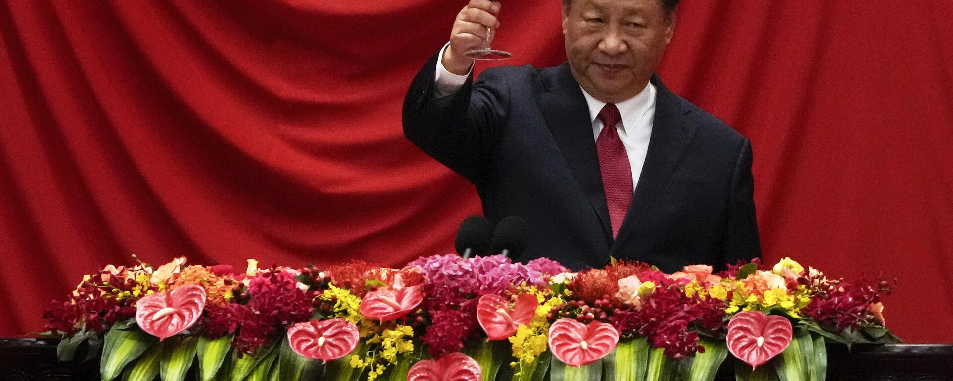 Chinese President Xi Jinping makes a toast after delivering his speech at a dinner marking the 74th anniversary of the founding of the People's Republic of China at the Great Hall of the People in Beijing on Sept. 28, 2023. - Sputnik भारत, 1920, 15.01.2024