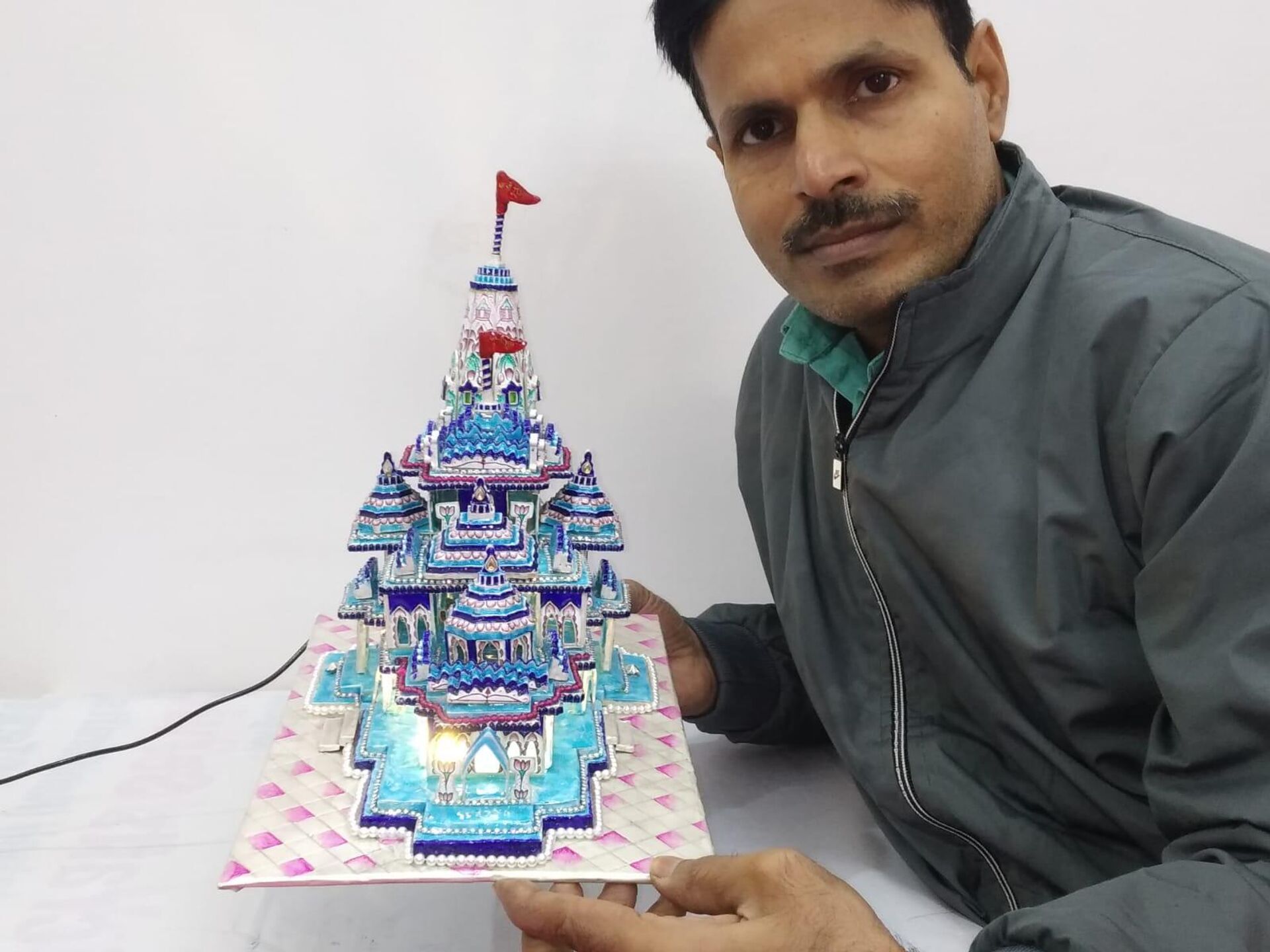 Kunj Bihari, a master craftsman from Varanasi, created Gulabi Meenakari replica of the Ram Temple using gold, silver and diamonds. - Sputnik India, 1920, 16.01.2024