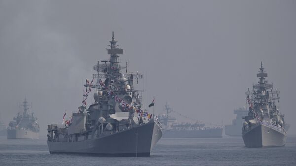 A 'kolkata' class destroyer is seen on the left along with other warships during the International Fleet Review in Vishakapatnam, India, Saturday, Feb. 6, 2016. - Sputnik भारत