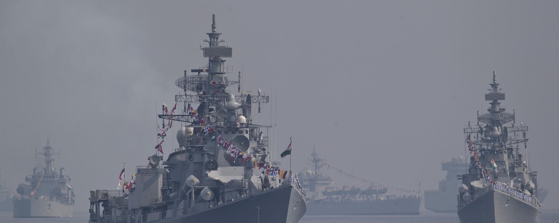 A 'kolkata' class destroyer is seen on the left along with other warships during the International Fleet Review in Vishakapatnam, India, Saturday, Feb. 6, 2016. - Sputnik भारत, 1920, 24.08.2026
