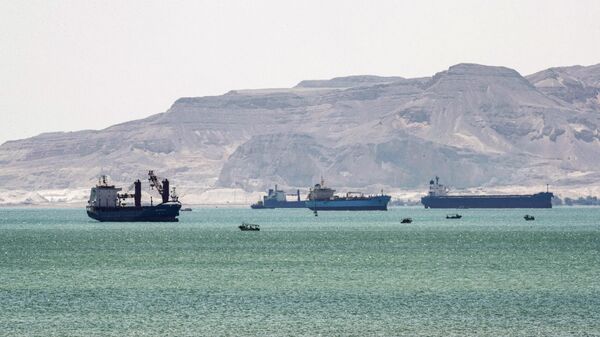 This picture taken on March 28, 2021 shows tanker and freight ships near the entrance of the Suez Canal, by Egypt's Red Sea port city of Suez. - Sputnik भारत