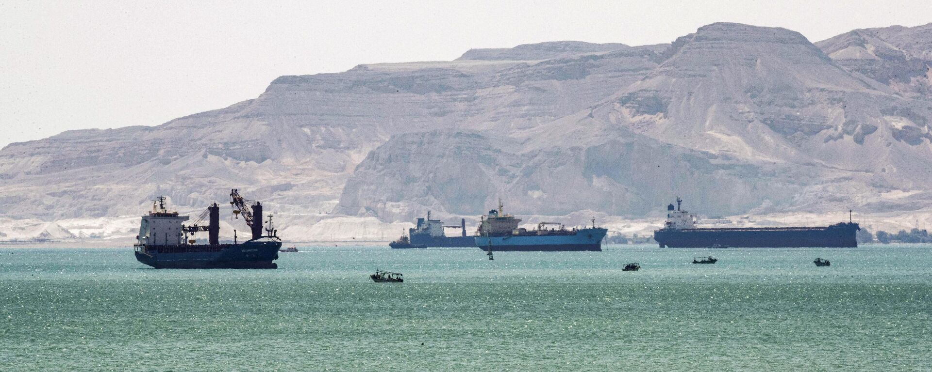 This picture taken on March 28, 2021 shows tanker and freight ships near the entrance of the Suez Canal, by Egypt's Red Sea port city of Suez. - Sputnik भारत, 1920, 19.01.2024