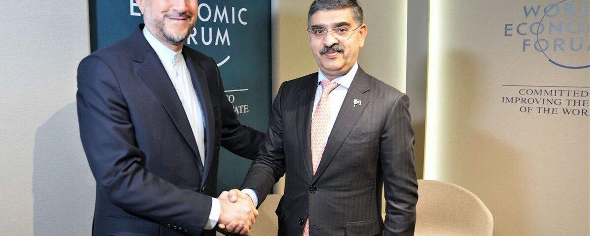 Pakistan's caretaker PM met Iran's FM Hossein Amir-Abdollahian on the sidelines of WEF in Davos - Sputnik भारत, 1920, 19.01.2024